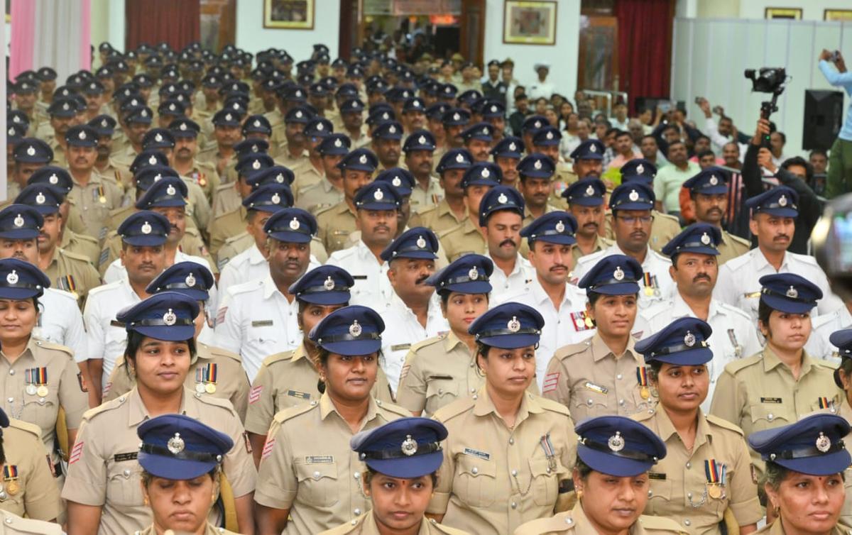 कर्नाटक सरकार ने हेड कांस्टेबलों और कांस्टेबलों के लिए ब्रिटिश काल की स्लाउच टोपी को नेवी ब्लू पीक वाली टोपी से बदल दिया है। डिज़ाइन को बदलने का प्रस्ताव लंबे समय से चल रहा था क्योंकि मौजूदा टोपियाँ ड्यूटी के दौरान असुविधा पैदा कर रही थीं, खासकर गर्मियों के दौरान।